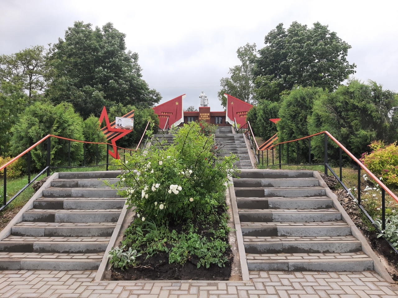 МЕМОРИАЛ-ПАМЯТНИК ПАВШИМ В БОЯХ ЗА РОДИНУ.